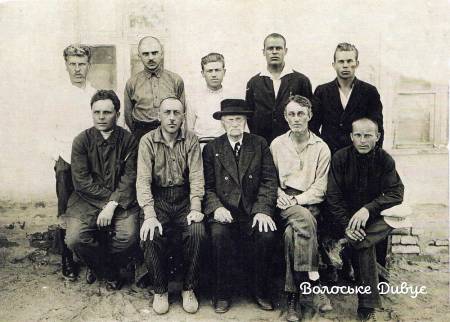 к. 7.2.-2_Дмитро Яворницький в центрі з учасниками археологічної експецдиції 1927-32 років