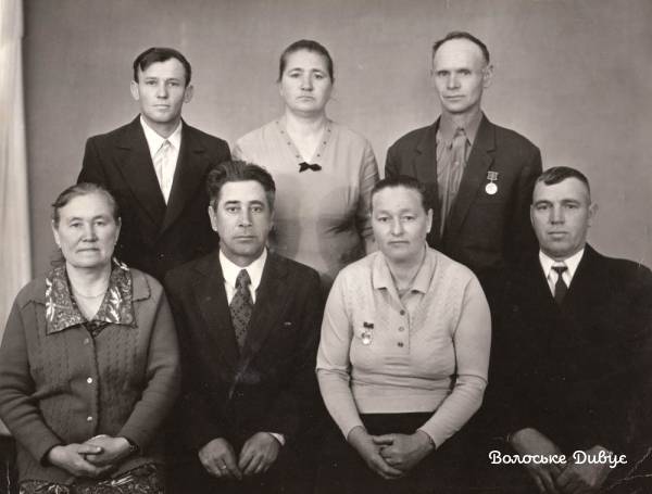 к. 14.3.-10- Фото для Дошки Пошани, 1979 рік- Передовики виробництва. Г.Є. Гаркуша в нижньому ряду друга  з правого боку